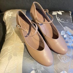 NIB Capezio Jr Footlight 550 women’s 8 heeled shoe caramel